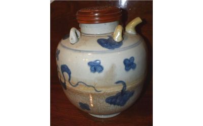 Chinese 18th or 19th century blue and white porcelain oil jug or lamp